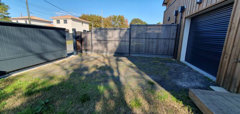 Allée de stationnement en schiste à Andernos : design contemporain et robustesse