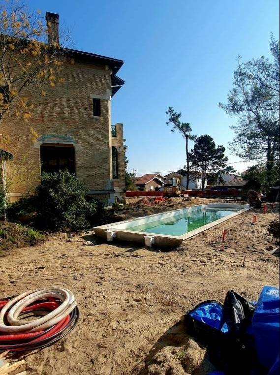Aménagement paysager sur mesure réalisé au Cap Ferret dans un jardin naturel et élégant