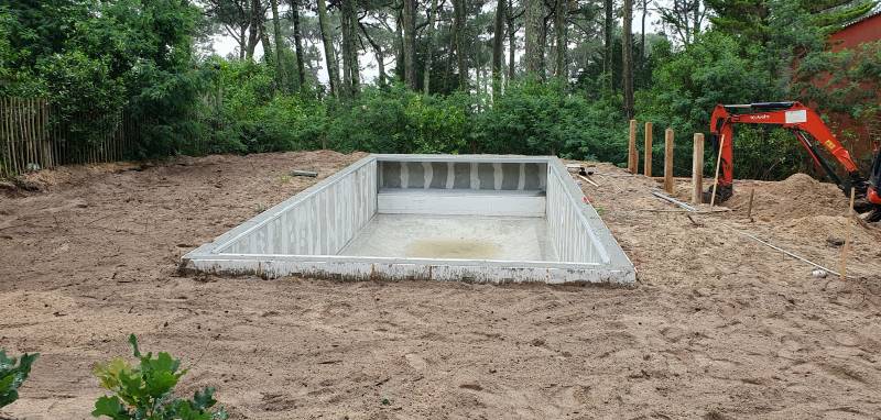Création de jardins design au Cap Ferret avec murets en bois et feuillages à faible entretien
