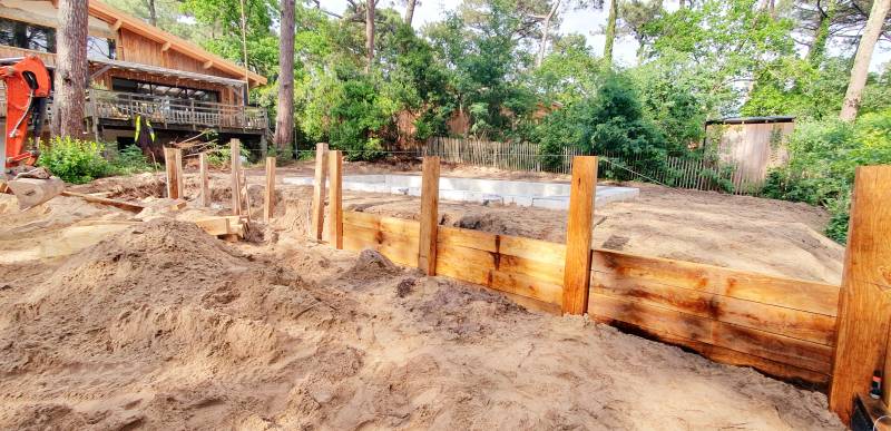 Jardin paysager sur mesure Cap Ferret : murets bois élégants & végétaux faciles