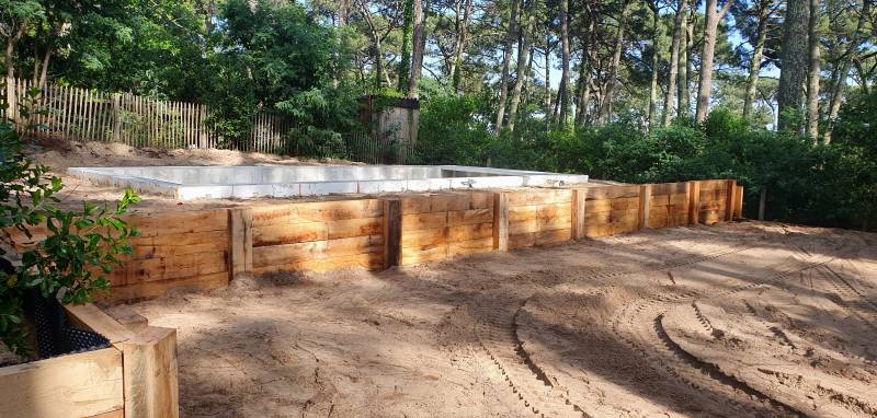 Aménagement paysager haut de gamme Cap Ferret : murets bois et végétaux low‑maintenance
