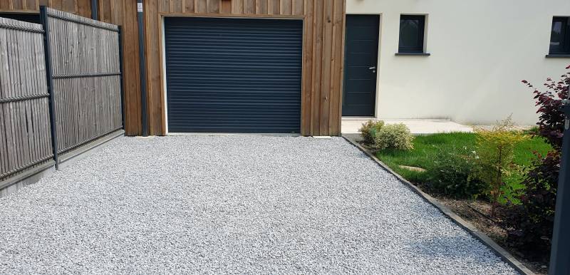 Création d’aire de stationnement à Andernos : allée bordures schiste sur mesure