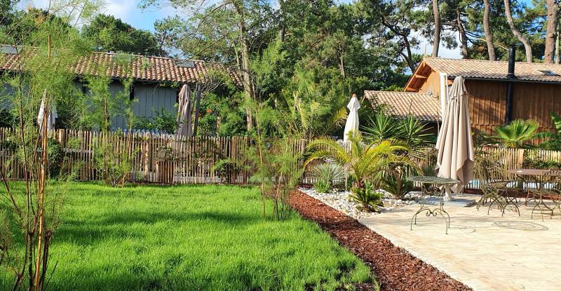 Aménagement d’un jardin contemporain avec essences végétales locales au Cap Ferret