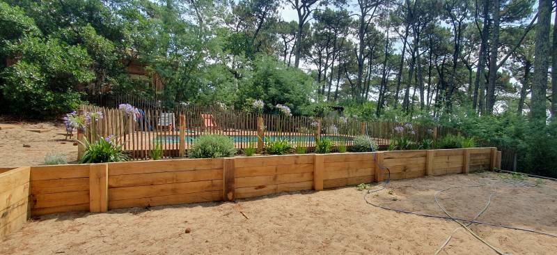 Jardins paysagers de luxe au Cap Ferret : murets en bois & plantes faciles d’entretien