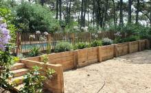 Notre zone d'activité pour ce service Conception de jardins paysagers pour villas neuves avec terrasses en bois exotique, bordures végétales fleuries et arrosage intégré à